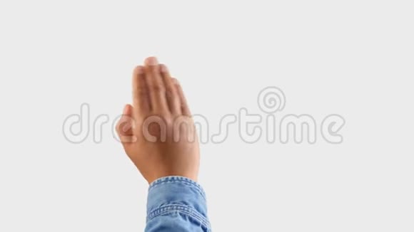 混合种族深肤色男性手在白色上使用所有手势向右滑动视频的预览图