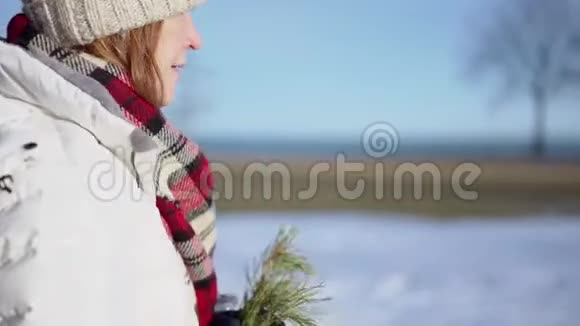 冬天中年妇女在户外散步锻炼视频的预览图