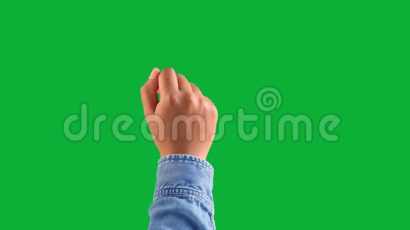 混合种族深肤色雄性的手在发色的绿色上用食指做一个轻拍手势视频的预览图
