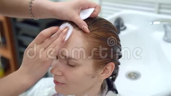 棉垫擦去残留的头发染料从脸上视频的预览图