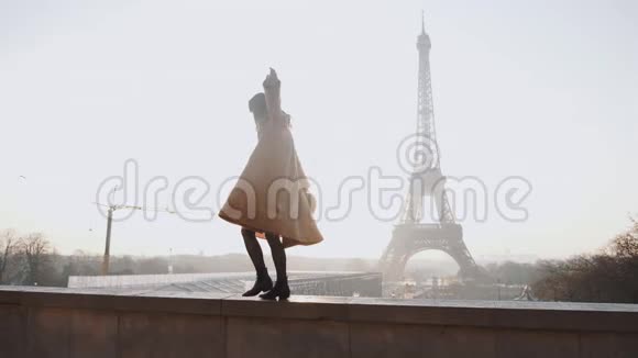 侧观美丽幸福的旅游妇女散步在浪漫日出时跳舞埃菲尔铁塔风景在巴黎慢动作视频的预览图