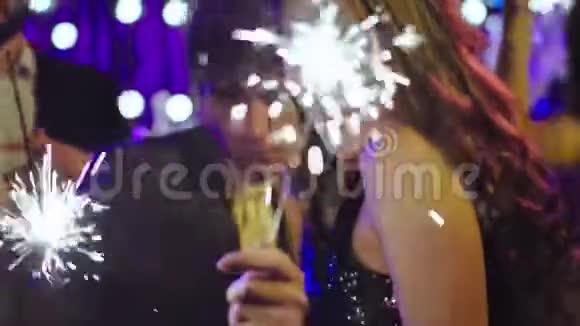在生日聚会上一位长相英俊笑容满面的女士在镜头前和一位英俊的男士在一起视频的预览图