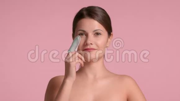 30岁的女性用脱皮的酸垫做面部脱皮视频的预览图