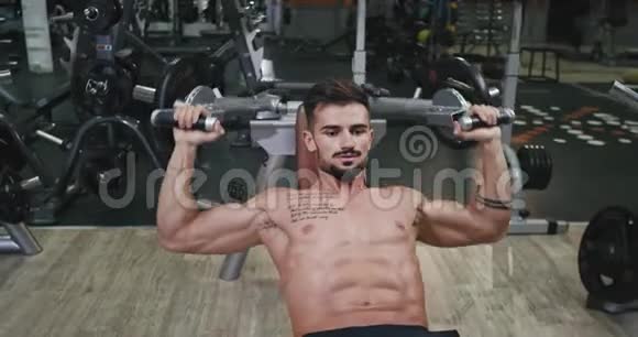 大型健身班集中了身材魁梧肌肉发达的男人他锻炼身体的时候更加强壮视频的预览图