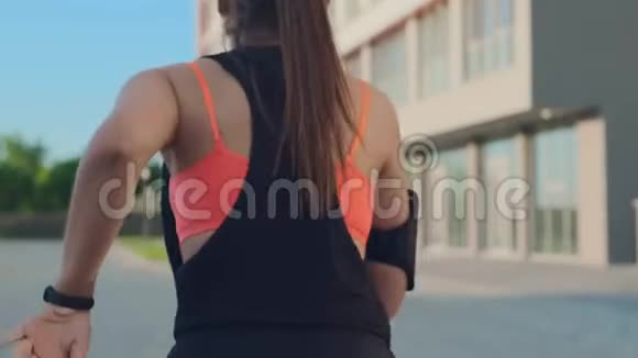 早上女运动员在街上跑过现代建筑视频的预览图