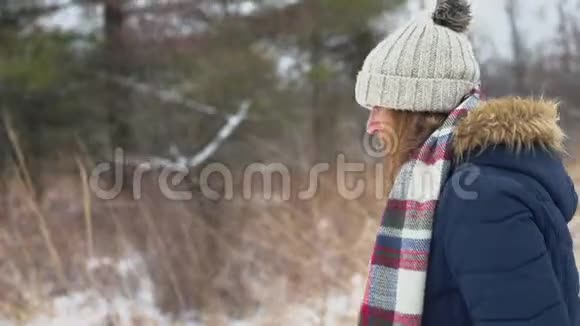 冬天在森林小径散步的中年妇女视频的预览图