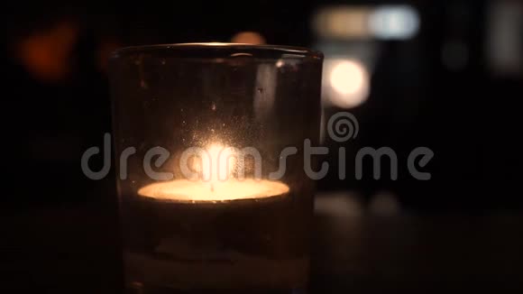 酒吧里桌子上的蜡烛视频的预览图