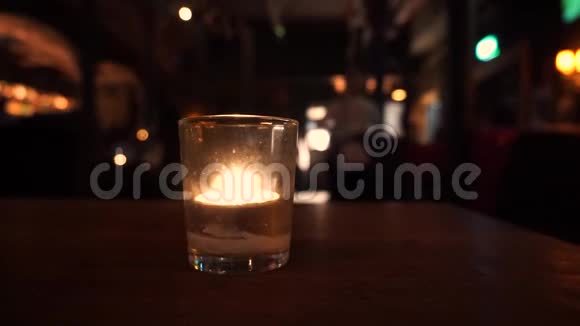 酒吧里桌子上的蜡烛视频的预览图