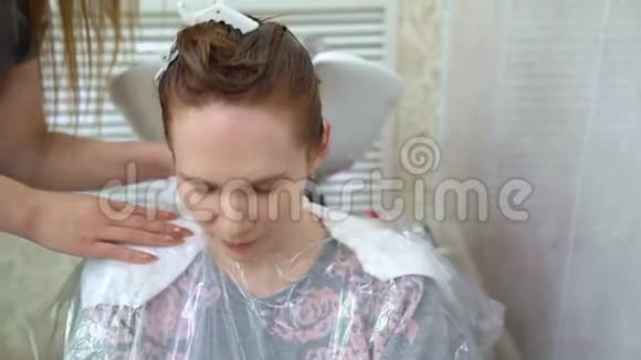 洗头后用一次性毛巾擦拭头发视频的预览图
