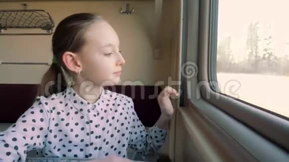 好奇的年轻女孩看着火车车窗视频的预览图