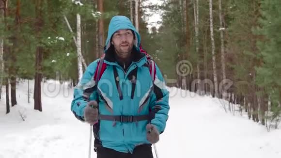 人背着背包走扔冬林视频的预览图