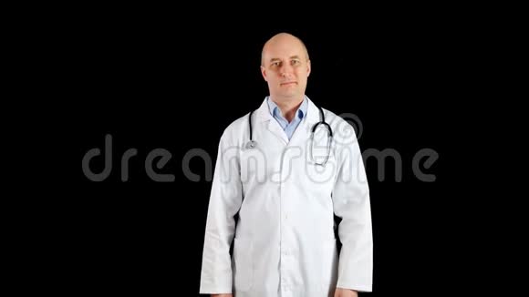 一位身穿医用长袍的男性医生在黑色背景上竖起大拇指医务人员竖起大拇指视频的预览图