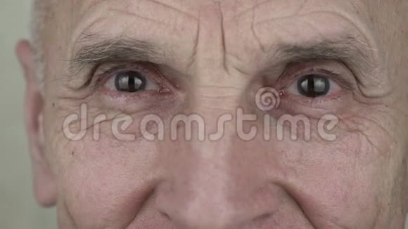 笑容可掬的男人满脸皱纹一双灰色模糊的大眼睛视频的预览图