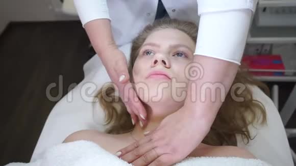 脉搏停在一个女孩的脖子上视频的预览图