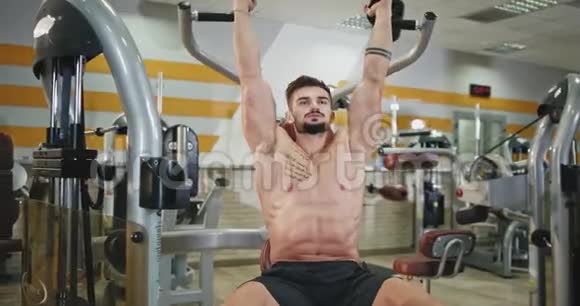 在镜头前专业的肌肉男练习集中在肱二头肌和肱三头肌上视频的预览图