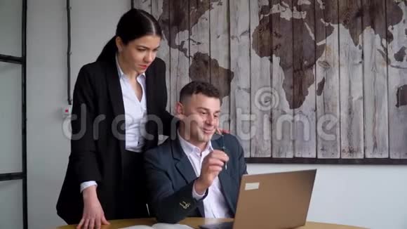 公司经理使用笔记本电脑咨询他的秘书视频的预览图