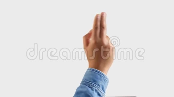 混合种族深肤色男性手在白色上做两个手指手势向右滑动视频的预览图