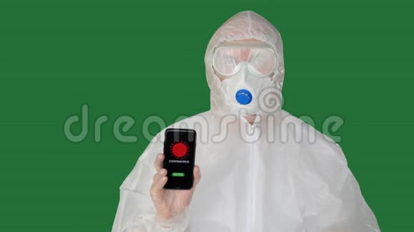 流行病学专家显示智能手机屏幕标志停止冠状病毒生物工程师戴防护面具和服装视频的预览图