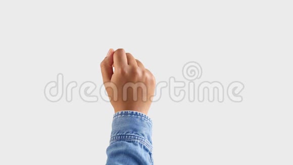 混合种族深肤色男性手做一个轻拍手势食指放在白色上视频的预览图