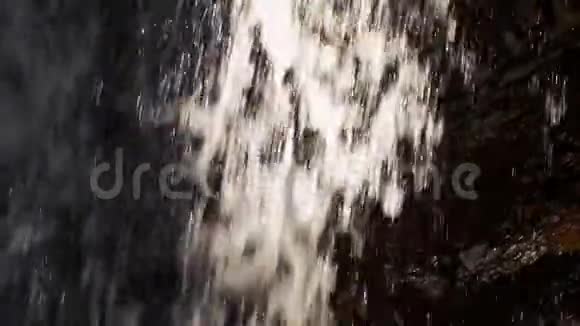 关闭瀑布的流动视频的预览图