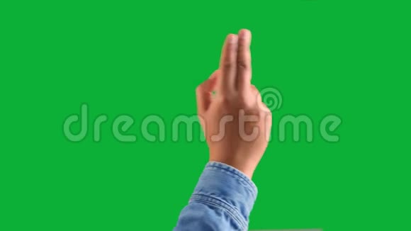 混合种族深肤色男性手向右滑动两个手指在发色的绿色上做手势视频的预览图