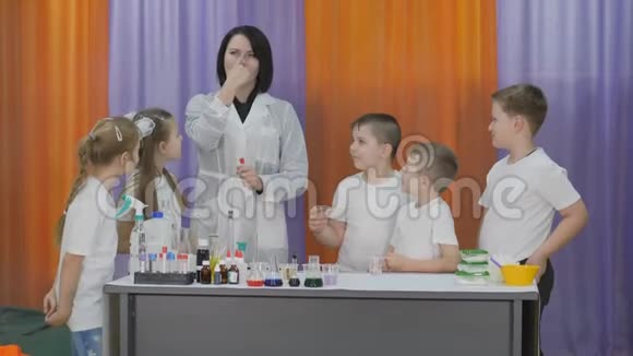 儿童化学实验男孩把试剂从试管倒入塑料杯中进行化学实验乐趣视频的预览图