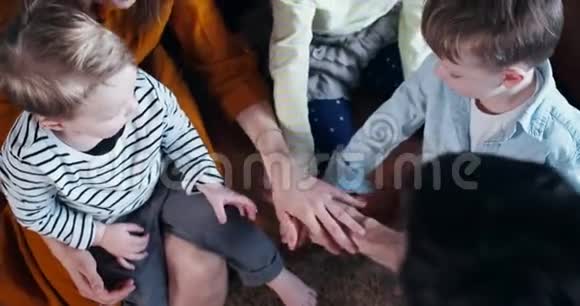 顶景特写年轻开朗的高加索家庭有三个孩子手拉手享受在一起的时间慢动作视频的预览图