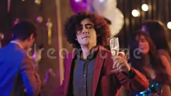 卷发帅哥在派对上一边喝着香槟一边跳着很有趣的背景舞视频的预览图