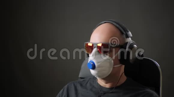 放松的男人戴着呼吸器享受音乐视频的预览图