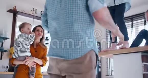 快乐的年轻白种人爸爸妈妈和可爱的小儿子在厨房玩耍家庭乐趣概念慢动作视频的预览图