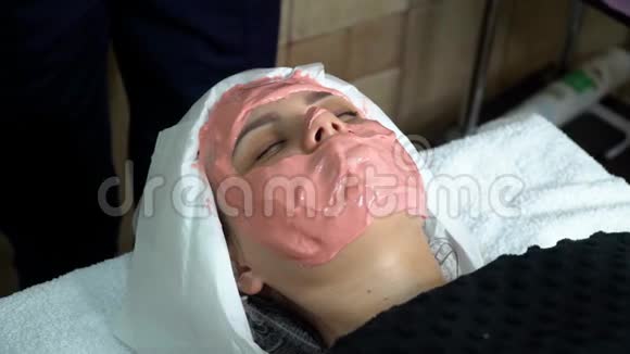 美容师用化妆面具面罩应用视频的预览图