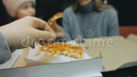 母女俩吃披萨奶酪四块在户外餐馆里吃披萨和咀嚼的年轻女人女孩视频的预览图