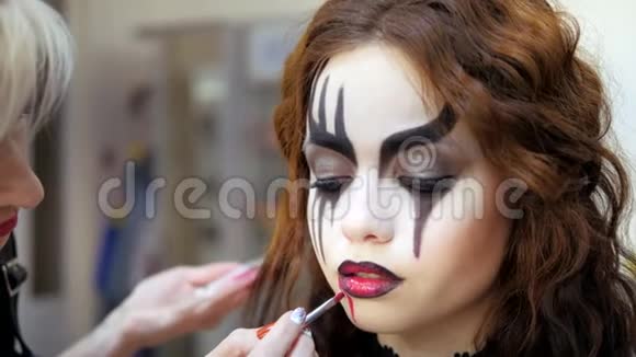 万圣节化妆很简单把化妆品涂在脸上在一个哭泣的女孩脸上抽血喝血的人视频的预览图