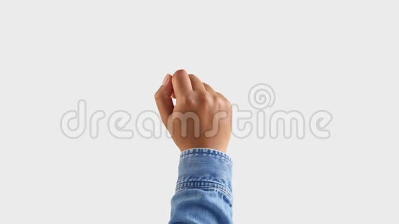 混合种族深肤色男性用食指在白色上做双拍手势视频的预览图
