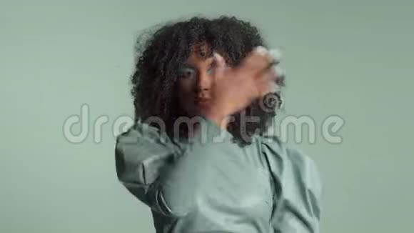 混合种族的女人一头大卷发穿着皮革时装视频的预览图