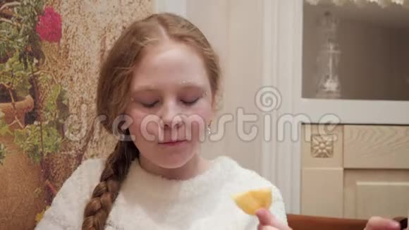 图为在快餐聚会上吃薯条喝可乐的少女小女孩吃脆薯条和可乐视频的预览图