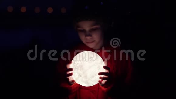女孩手里拿着小月亮视频的预览图