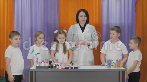 儿童化学实验为孩子们做有趣的实验一个女人上认知科学课儿童视频的预览图
