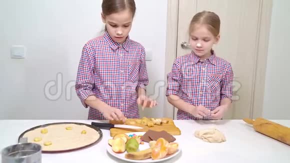 两个姐妹一起在家做甜披萨视频的预览图