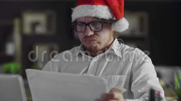 商人正在办公室阅读圣诞文件视频的预览图