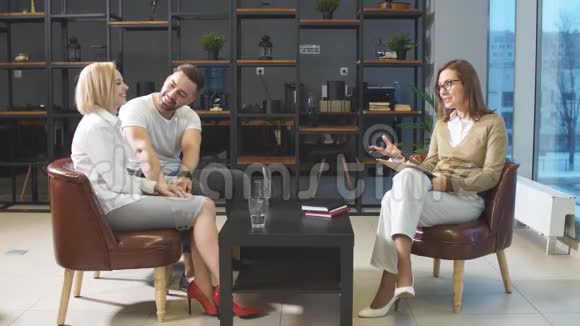 高加索夫妇在现代心理学家办公室里坐在一起视频的预览图