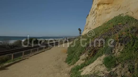 在加州圣克莱门特的夏日积极的高级女性在海洋附近徒步旅行拥有美丽的风景视频的预览图