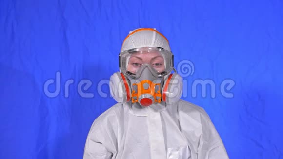 女士特写肖像佩戴防护医用气雾剂喷漆口罩呼吸器概念健康安全视频的预览图