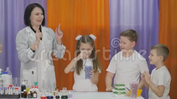 儿童化学实验孩子把珠子从玻璃里拉出来他们开始一个接一个地往下掉视频的预览图