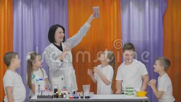 儿童化学实验孩子把珠子从玻璃里拉出来他们开始一个接一个地往下掉视频的预览图