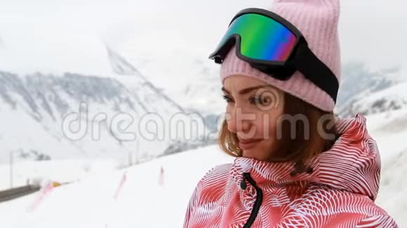 一个正在准备下山的女人的特写肖像滑雪滑雪板爬山这就是视频的预览图