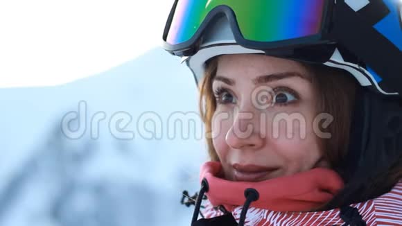正在准备下山的女滑雪者的特写镜头滑雪滑雪板的概念视频的预览图