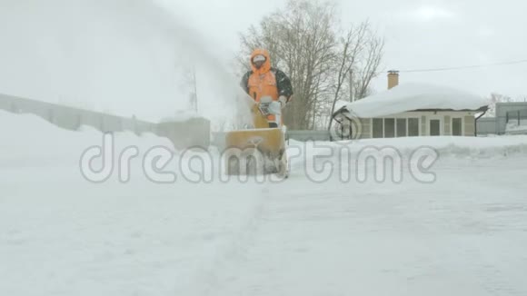 人用扔雪器擦雪摄像机移动视频的预览图