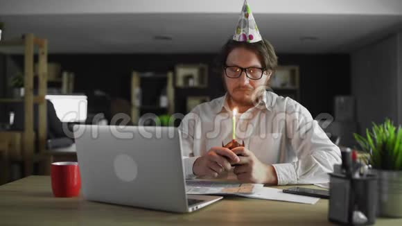 悲伤的商人在办公室里庆祝一个孤独的生日视频的预览图