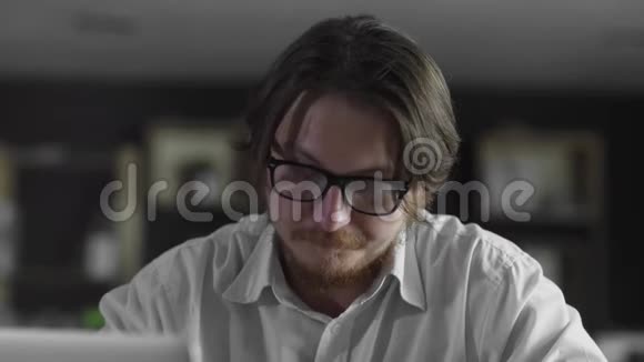 经理一个人坐在办公桌前写字视频的预览图